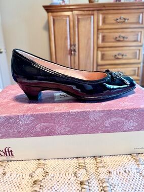 Women’s Sofft Black Patent Sarina low heel pump